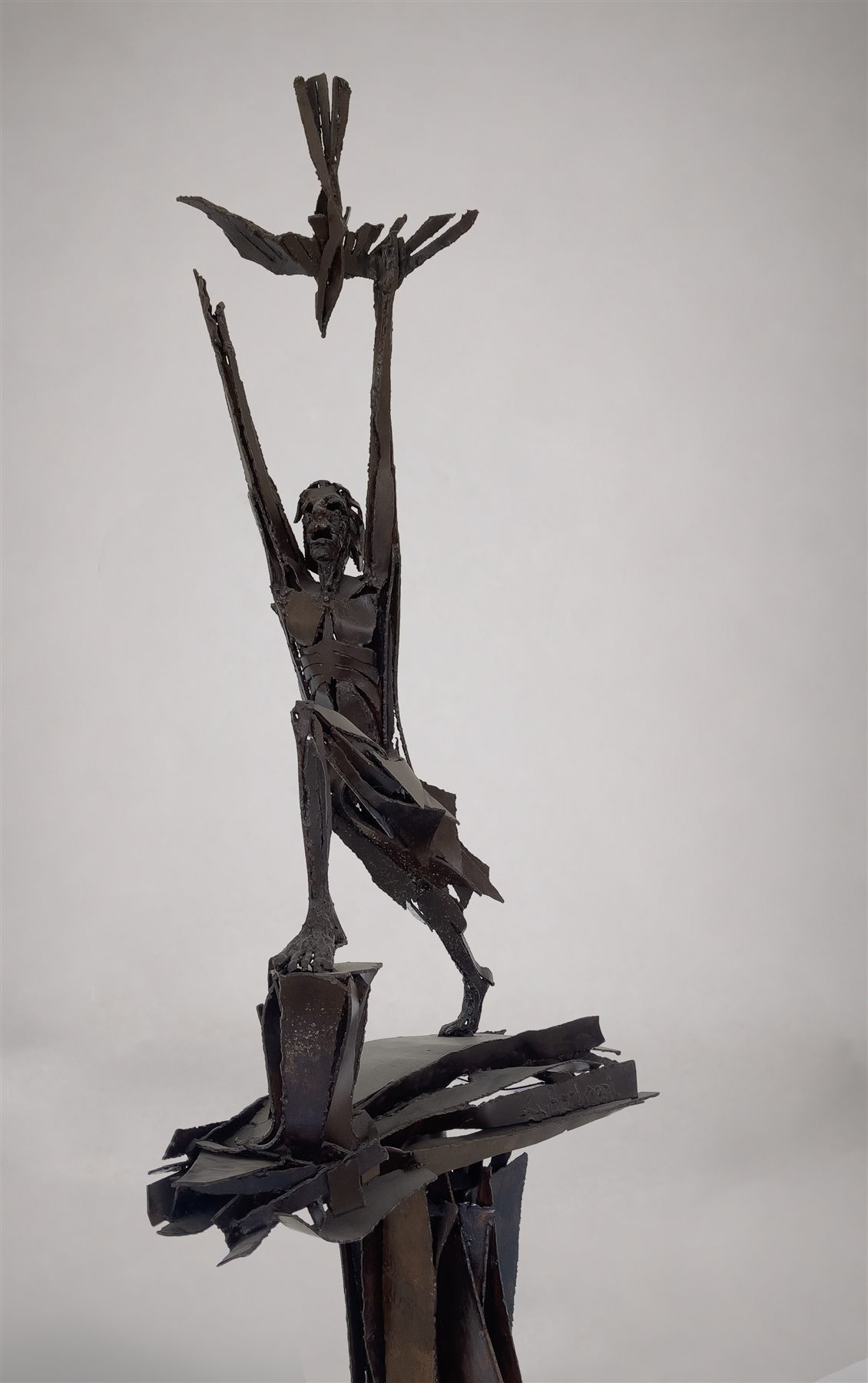 La Demande de la Paix (1977), scultura di Antoine Berberi, vista 15 di 16