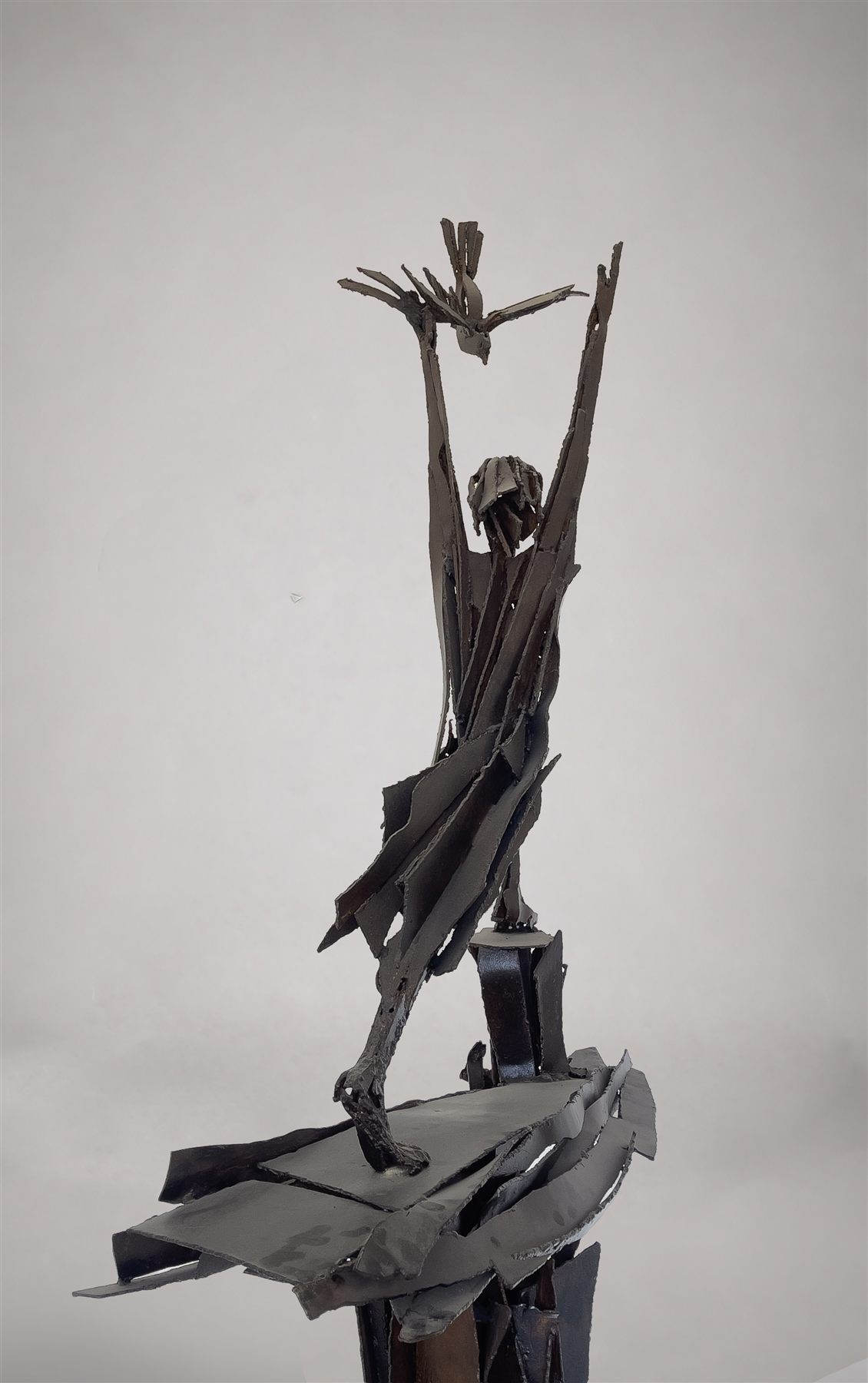 La Demande de la Paix (1977), scultura di Antoine Berberi, vista 9 di 16
